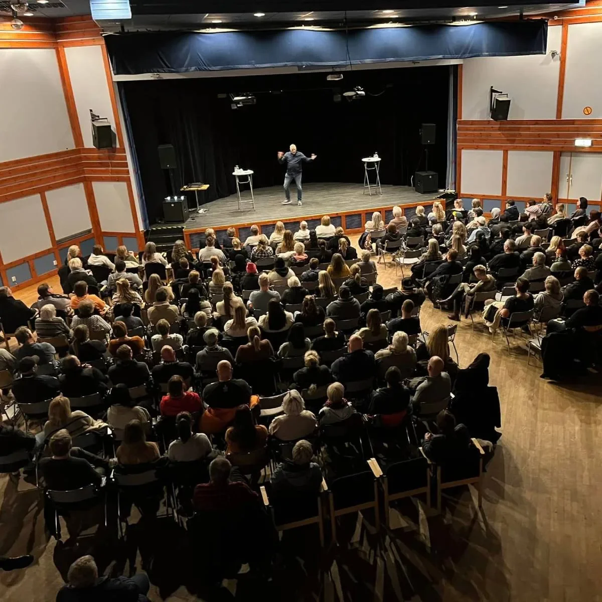 Föreläsning i Valhall med publik och projektor