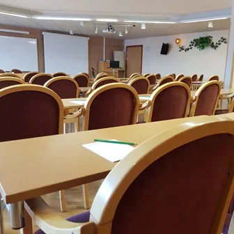 Konferensrummet Freja med touchskärm och mötesuppställning